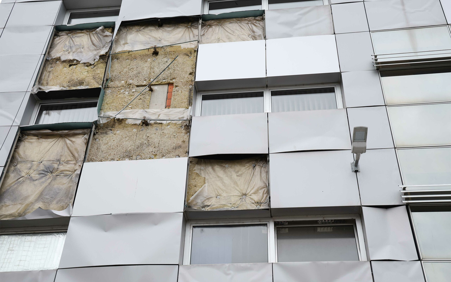 Facciata ventilata danneggiata: isolante visibile e deteriorato sull’edificio della Procura di Banja Luka Bosnia Erzegovina