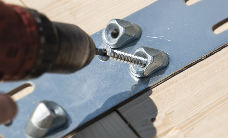 Timber-to-metal joint with screw under stress
