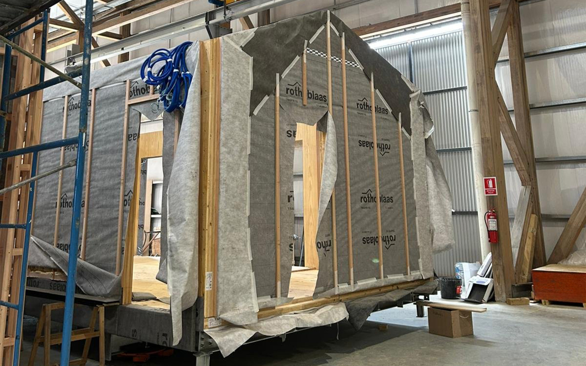 Applicazione di membrane traspiranti e nastri di tenuta su modulo prefabbricato in legno presso lo stabilimento MOOD 